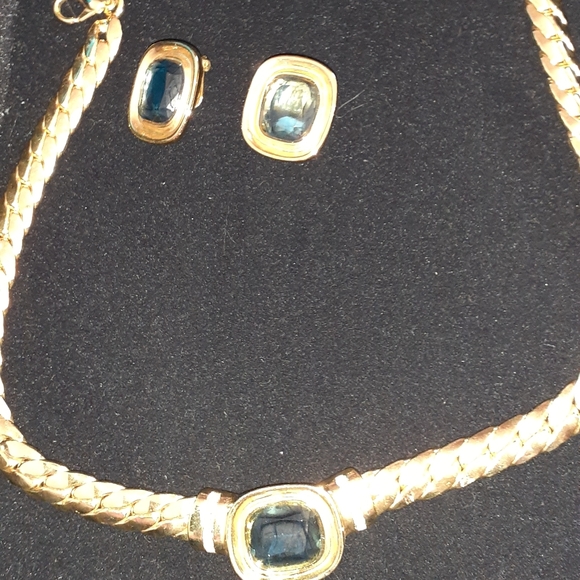 Ladies necklace with clip on sapphire like earring. Beautiful set. Gold tone - Picture 2 of 2